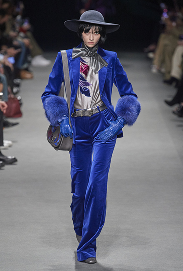 بذلة بأقصى درجات الإشراق الزاهي باللون البرتقالي من "أكريس"  Akris