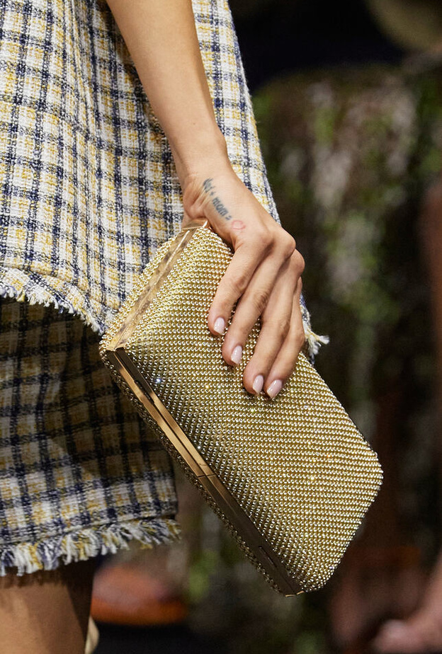 حقيبة لافتة باللّون الذهبي من Alls