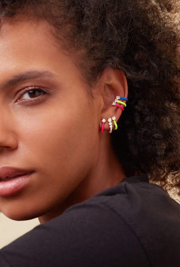 أروع الأقراط المطلية بالمينا لإطلالة يومية ساحر