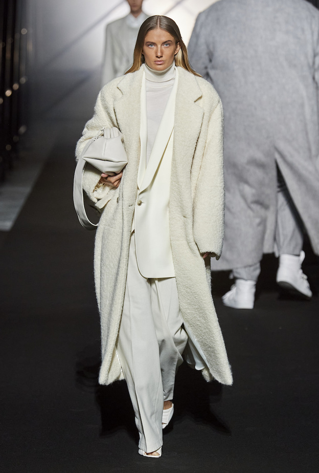 أسهل طريقة لتحصلي على اطلالة أنيقة هي باعتمادك للون الأبيض 