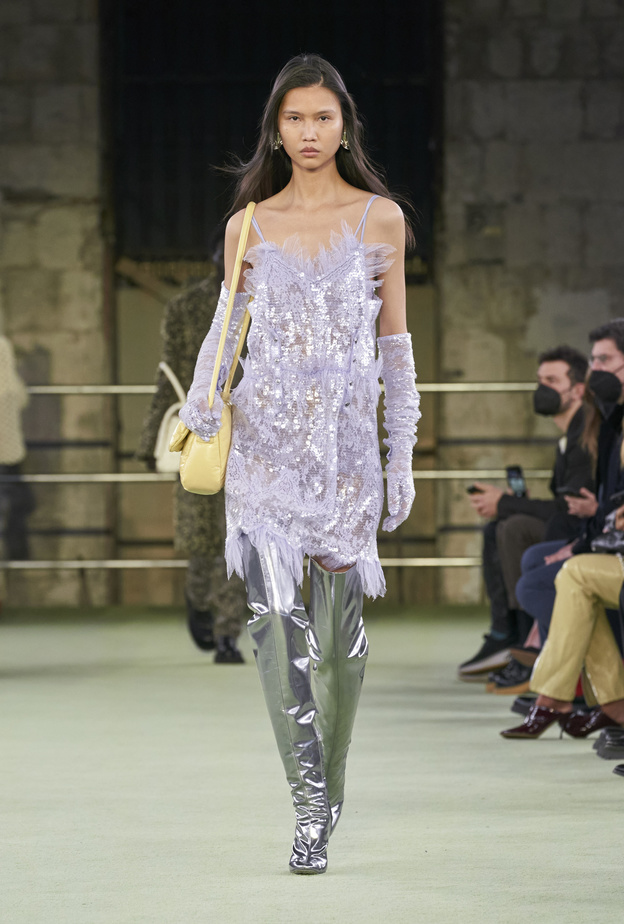 موضة القفازات العصرية أكسسوار مناسبات نهاية العام 2022