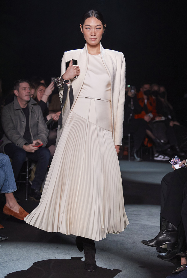 اختاري التنورة البليسيه لاطلالة أكثر نحافة وأناقة   