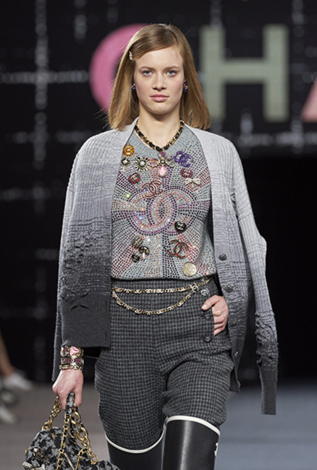 التفاصيل المزخرفة لتعزيز جاذبية إطلالاتك في شتاء 2023