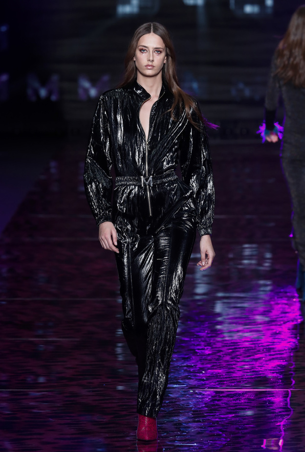 جمبسوت أسود لافت من Casademunt