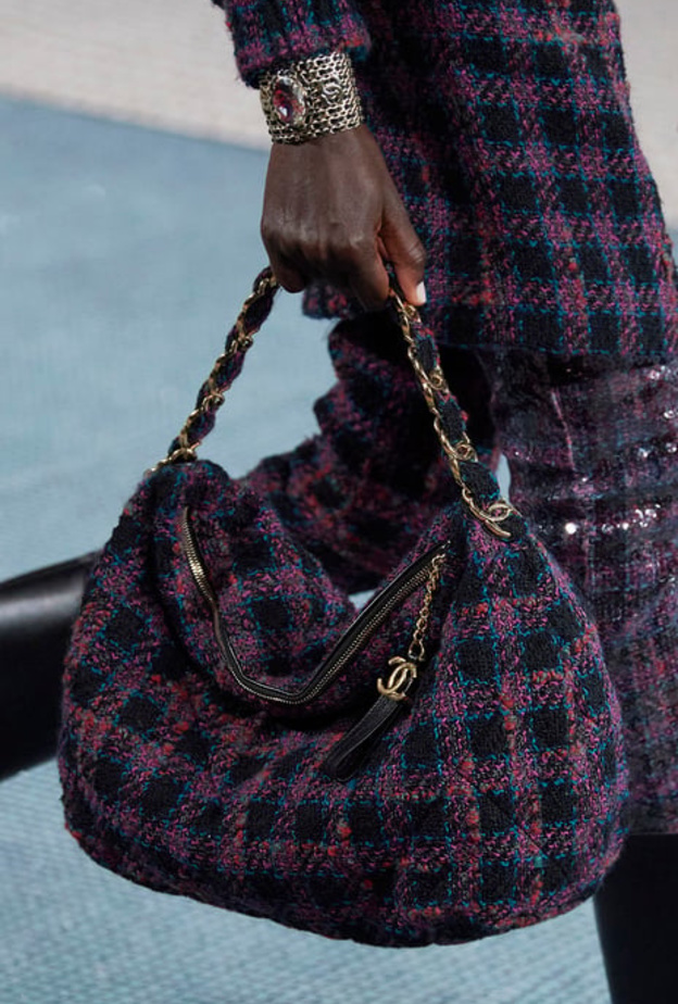 حقائب بنقشات متنوعة صيحة خريفية مميّزة بتصاميم عصرية أنيقة