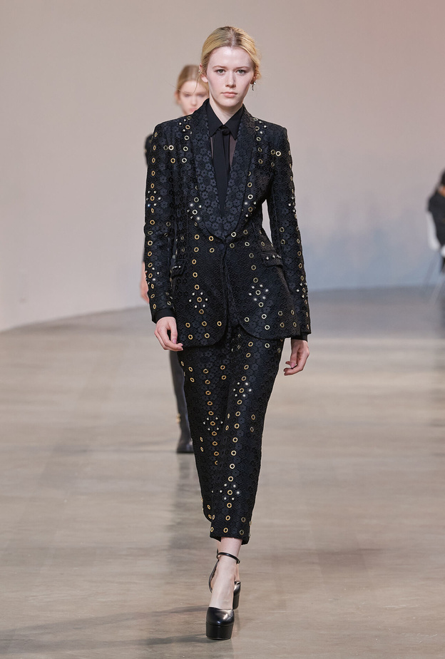 بدلات رسمية سوداء في شتاء 2023