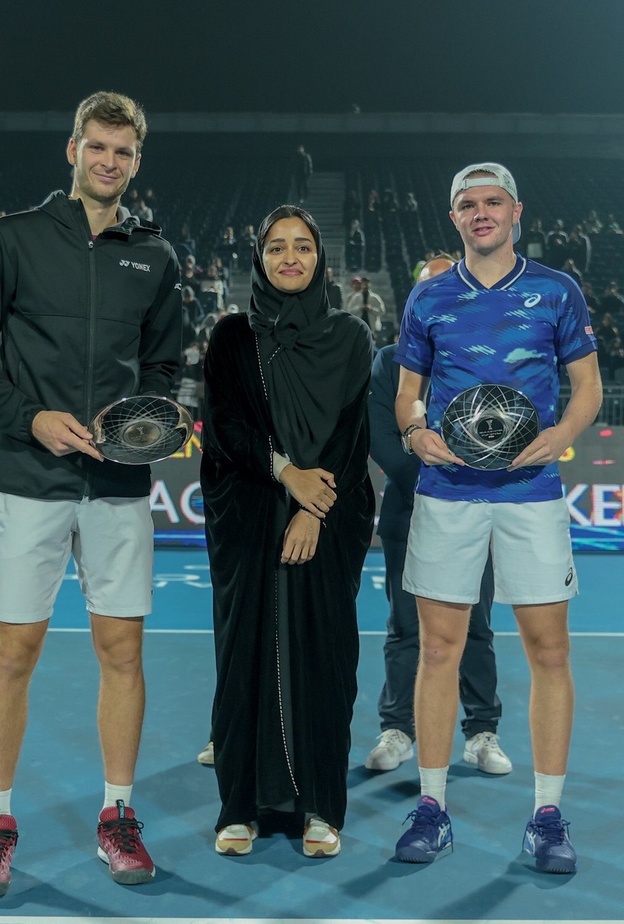 الأميرة نجلاء بنت عبدالرحمن تتوج الفائز بكأس الدرعية للتنس 2022