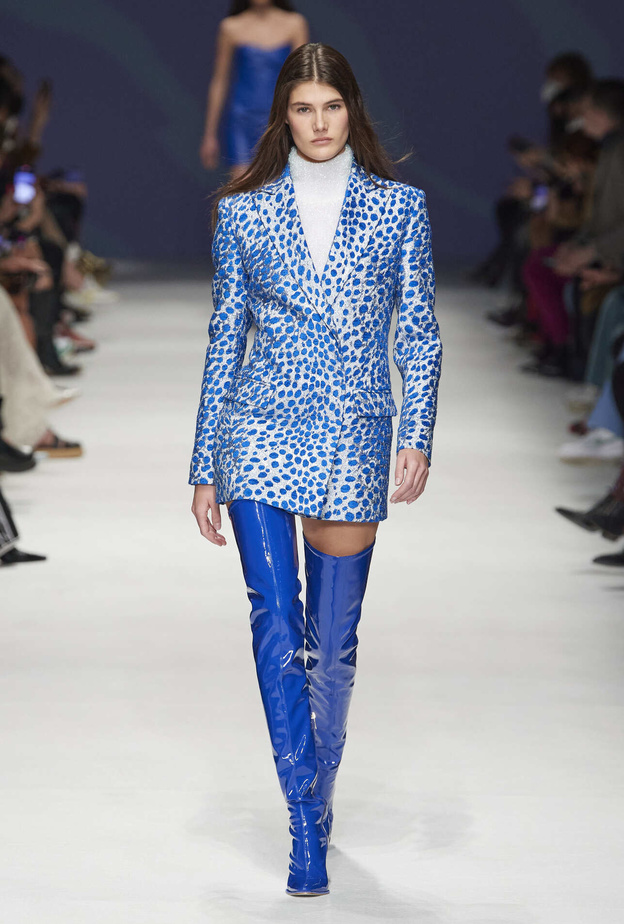 صيحة الفساتين المقلمة مع البوتات الجلدية العالية