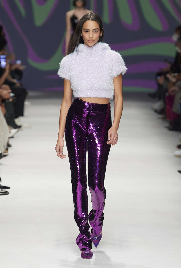 صيحة البناطيل البراقة لمسات جريئة وأنيقة في سهرات رأس السنة