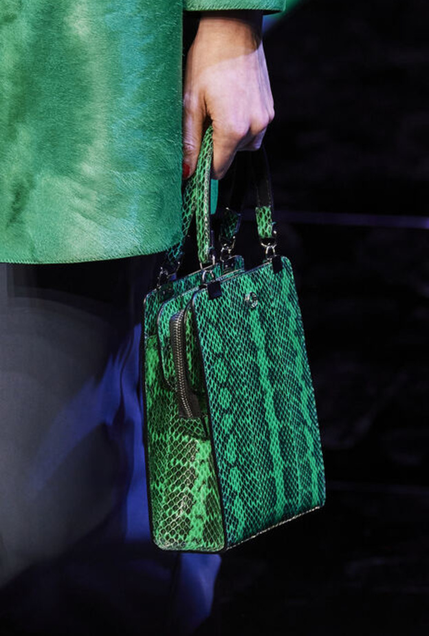 حقيبة باللّون الأخضر المميّز من Giorgio Armani