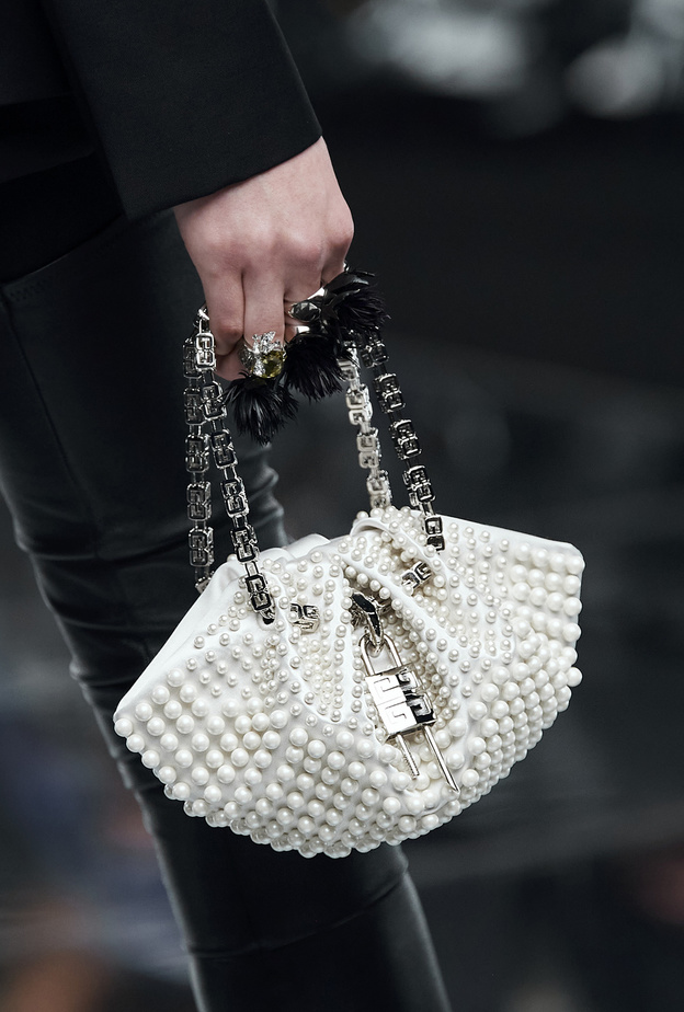 موضة الحقائب البيضاء الإختيار الأساسي