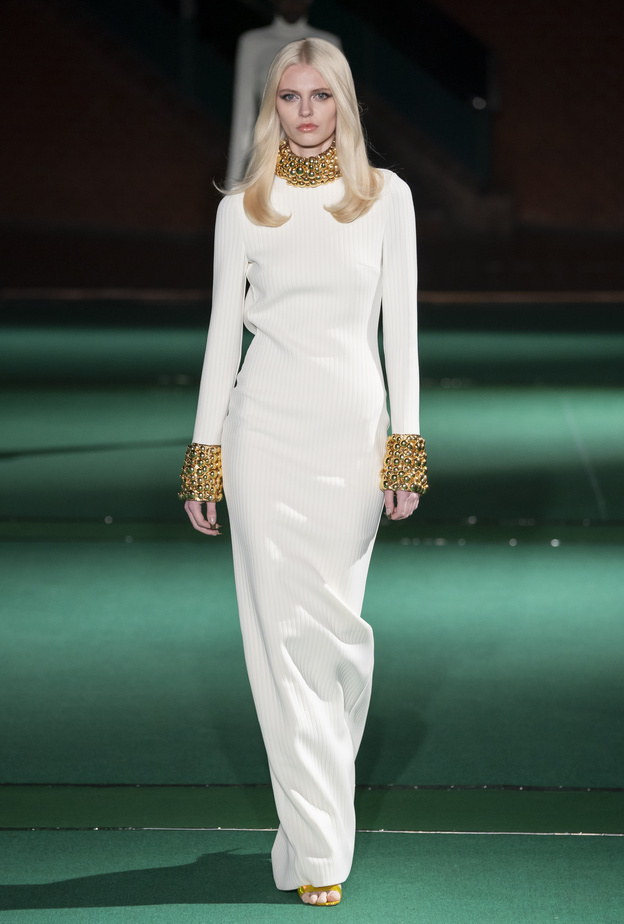 موديلات فساتين بيضاء محتشمة 