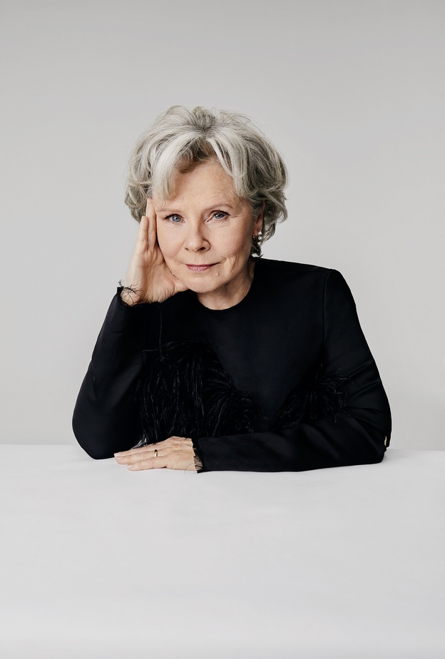 إميلدا ستونتون"Imelda Staunton  التي تلعب دور الملكة إليزابيث الثانية