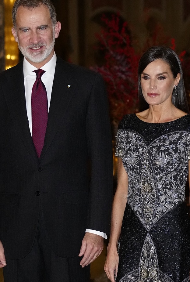 الملكة ليتيزيا تتألق بفستان مبهر مزخرف بالأحجار الكريمة في حفل توزيع جوائز الصحافة