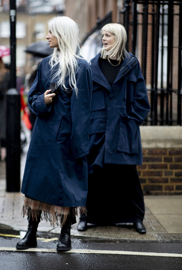 اللّون الكحلي صيحة خريفية لافتة بأسلوب Street style