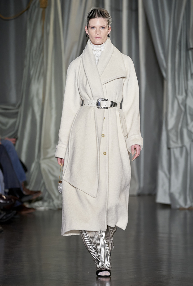 أجمل صيحات المعاطف الشتوية البارزة مع الحزام لإطلالة كاجوال وملفتة