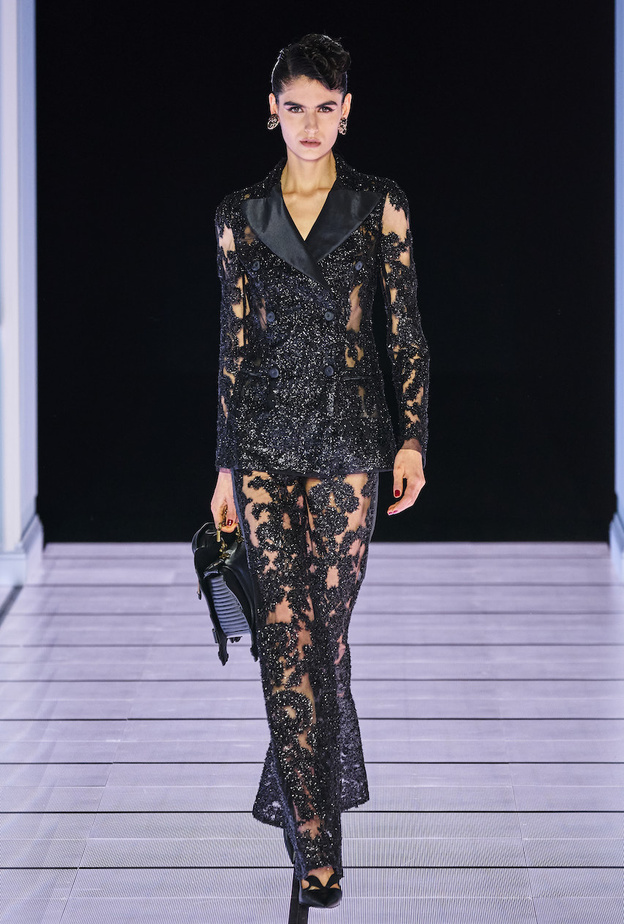 تألقي في اطلالات جذابة في أزياء دانتيل سوداء لمناسبات رأس السنة 