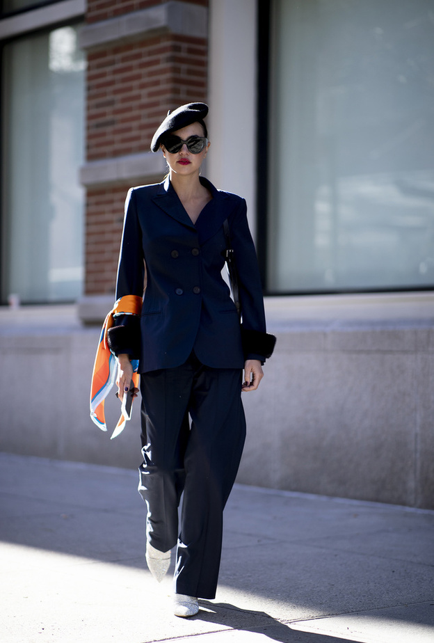 تنسيق الوشاح على اليد صيحة خريف 2022-2023