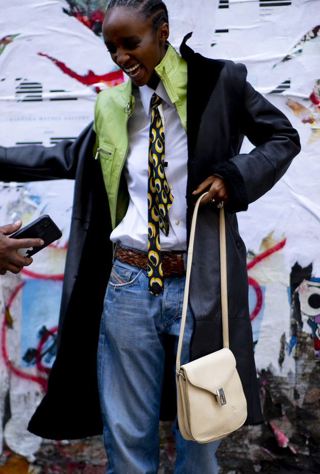 ربطة العنق صيحة خريف 2022 بتنسيقات Street style