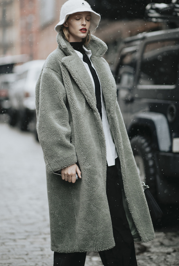 في البرد القارس المعطف الفرو دليلك لإطلالة دافئة وأنيقة.. أبرز وأحدث التصاميم بالصور