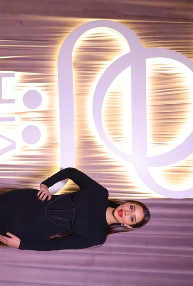 بلقيس فتحي بإطلالة لافتة لها بفستان أسود ميدي 