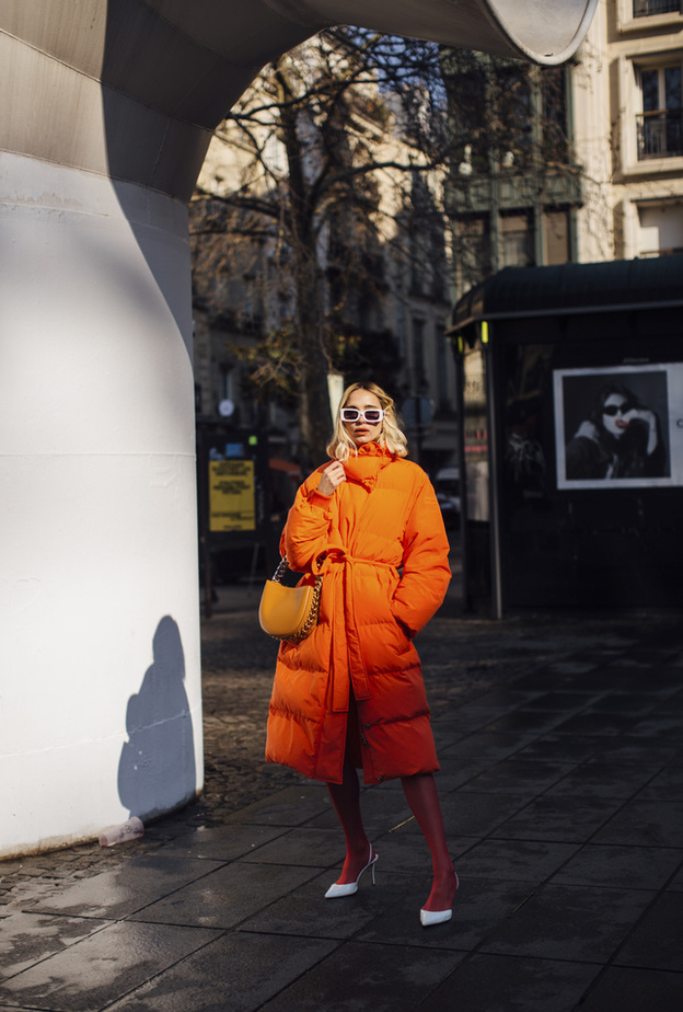 المعطف الملون صيحة خريف 2022 من Street style