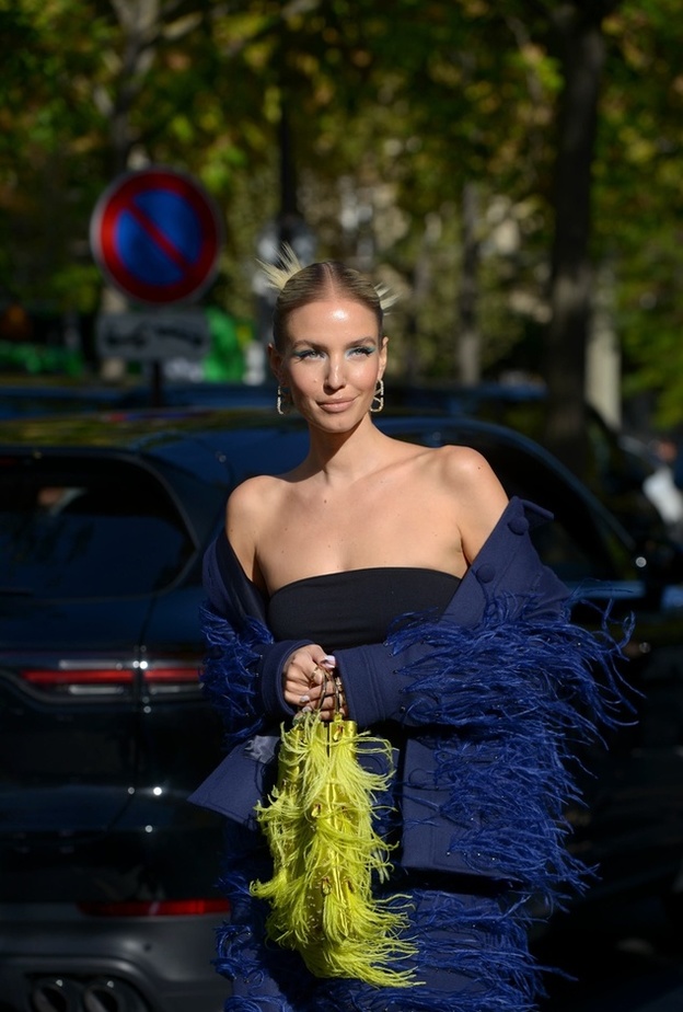 أسرار تنسيق اللون الكحلي في إطلالاتك لشتاء 2023