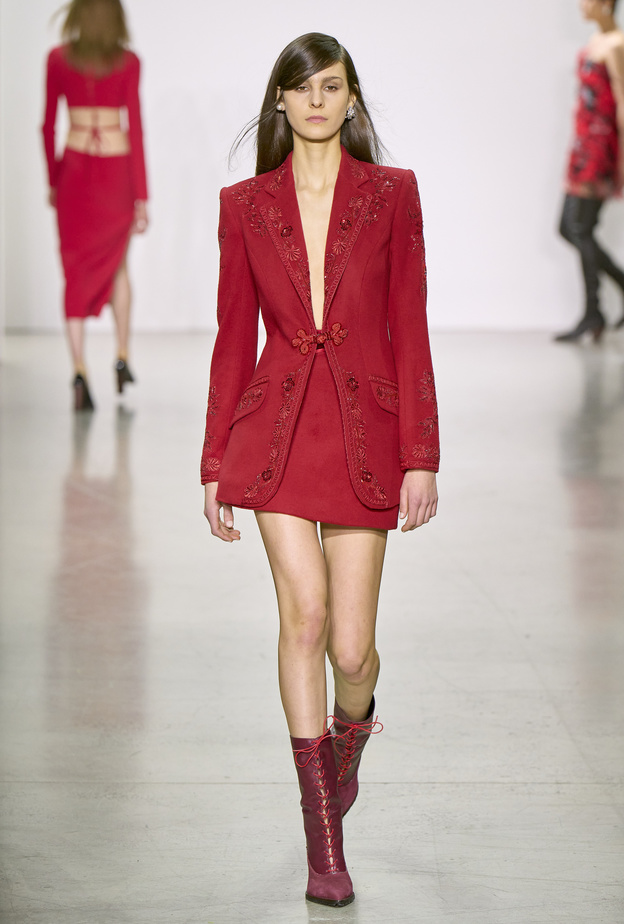 موضة التنورة الحمراء مع القبعة