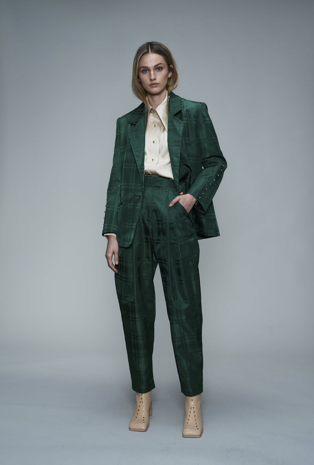 لصاحبات الخصر النحيف.. أفكار كاجوال لارتداء موضة البنطلون الزيتي 