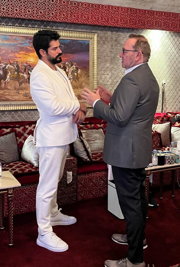 بوراك أوزجيفيت وكيفين سبيسي