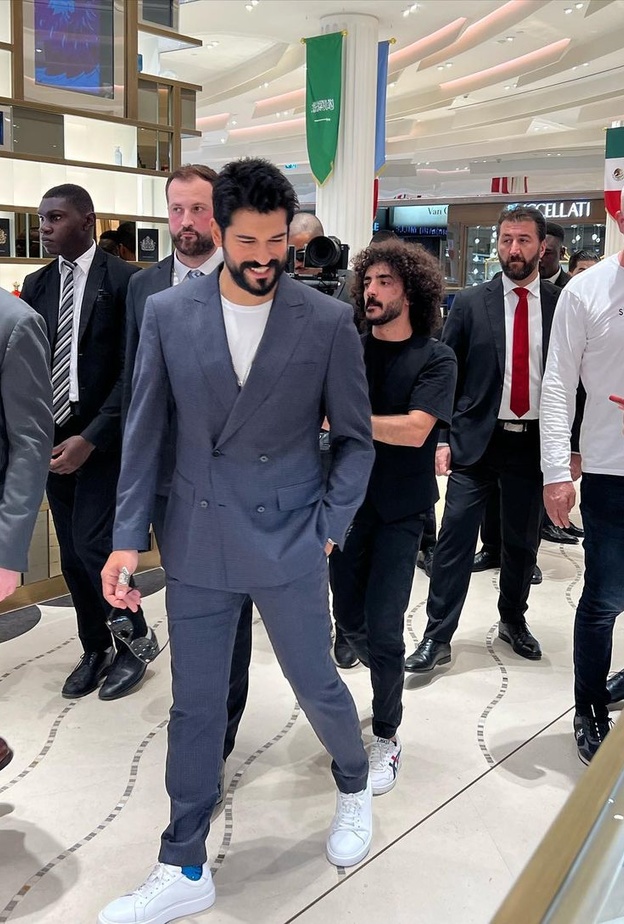 الممثل التركي بوراك أوزجيفيت