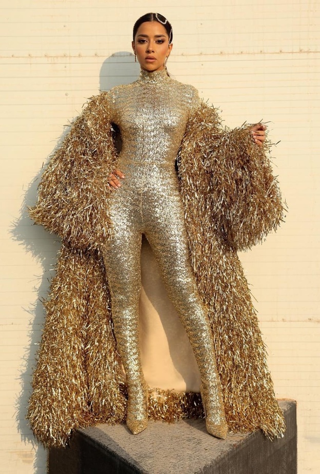 بلقيس بإطلالة ذهبية