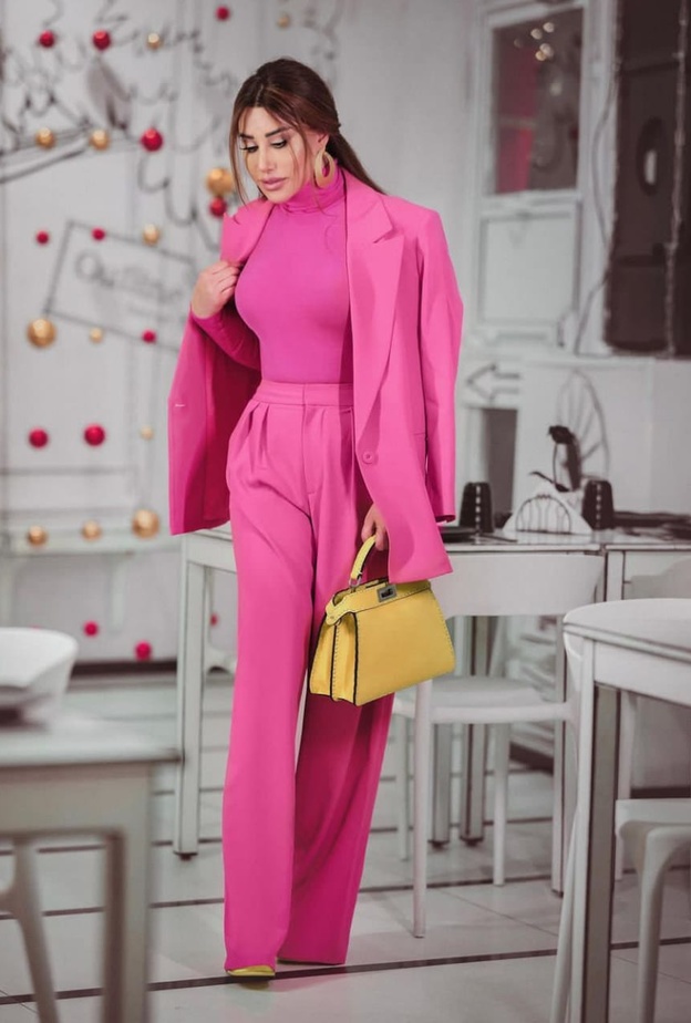 الفوشيا لإطلالة ناعمة