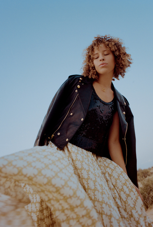 جلسة تصويرية خاصة بـــ "هي" ودار  CELINE تحت عنوان "نحو السكون"