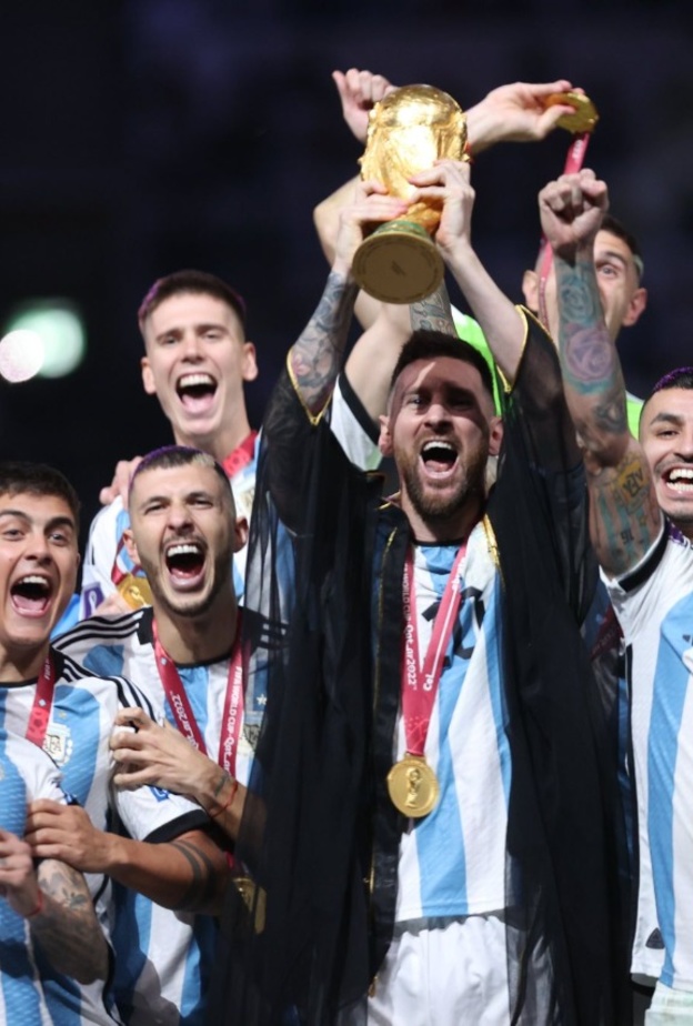 ميسي يرفع كأس العالم في قطر مرتديا البشت