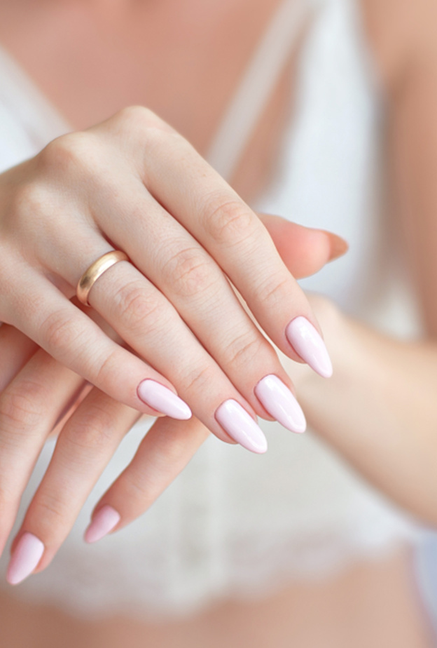  أفكار رائعة لطلاء أظافر العروس بدرجات الألوان المحايدة