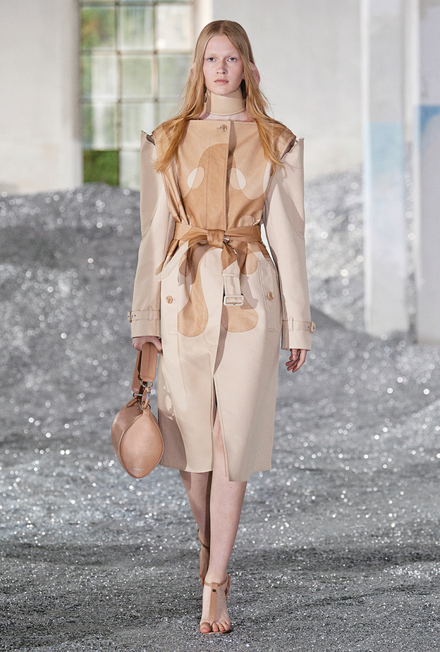 قصة معطف الترانشكوت القطعة الأيقونية في عالم الموضة