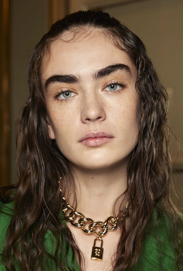 أعيدي كثافة حاجبيك الخفيفة بالطرق الطبيعية وحيل المكياج