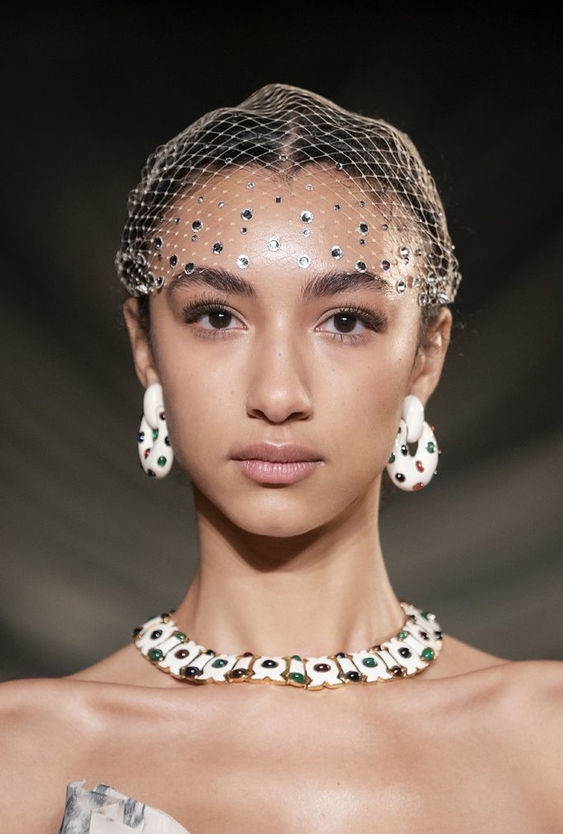  أكسسوارات تناسب التسريحات المرفوعة ليلة رأس السنة