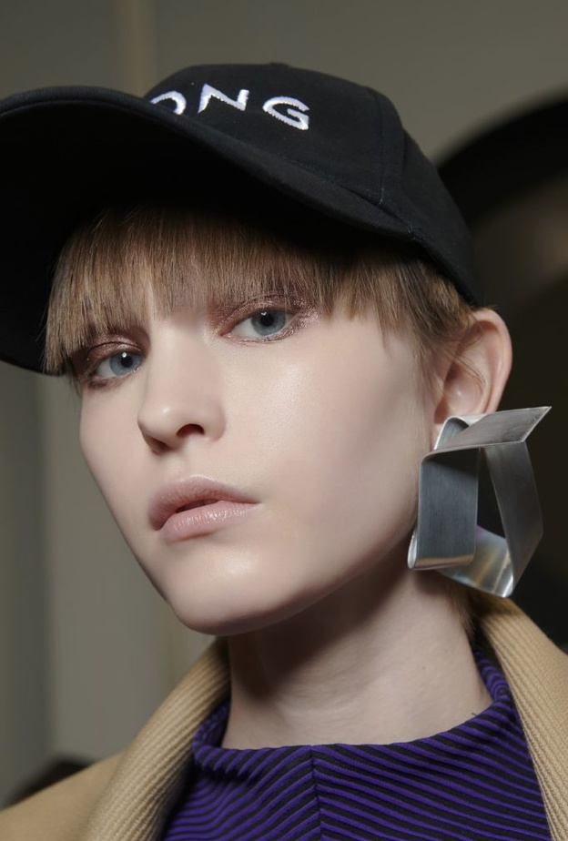 طريقة عمل تسريحات شعر بسيطة مع القبعات لحضور نهائيات كأس العالم 2022