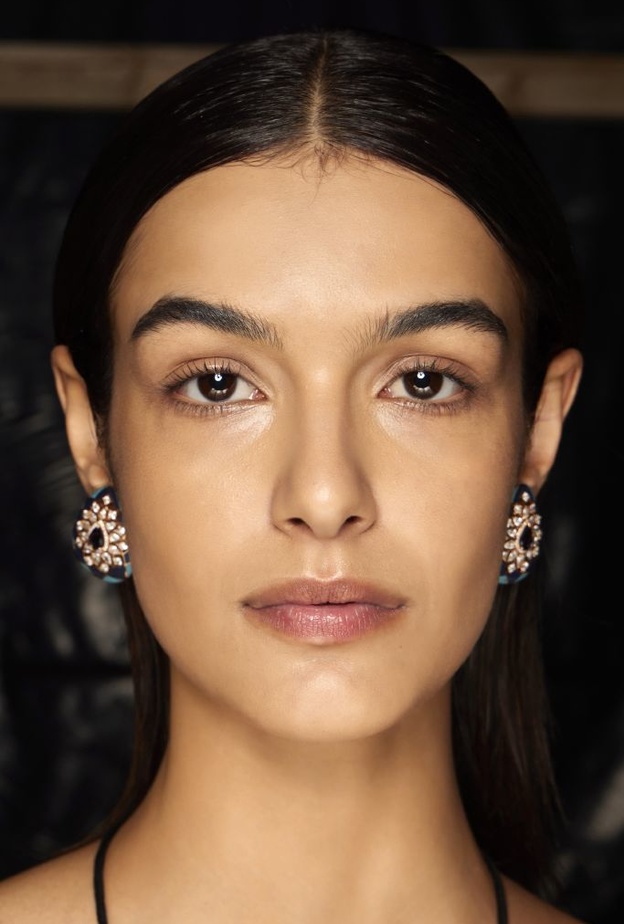 علاجات طبيعية فعالة للهالات السوداء تحت العينين في المنزل