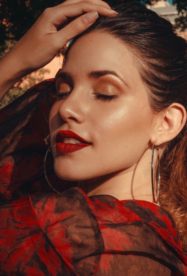 حيل بالمكياج وطرق لتنحيف الوجه قبل ليلة رأس السنة 2023