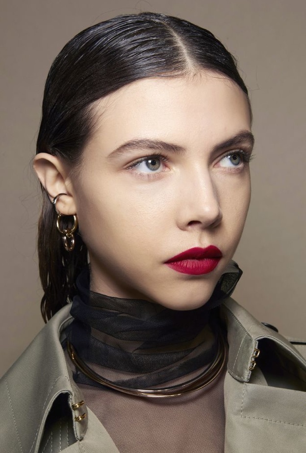 توريد الشفاه وطريقة الحفاظ على لونها قبل سهرة رأس السنة 2023