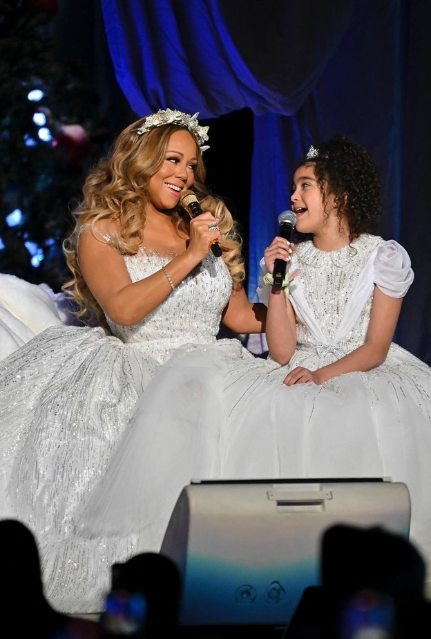 ماريا كاري وابنتها 