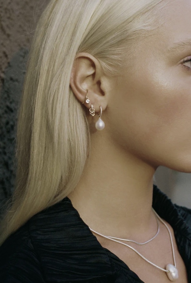 أجمل 8 تصاميم أقراط مناسبة لإطلالات الجامعة