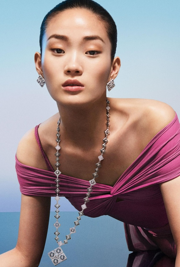 أقراط وعقد من مجموعة Dusk Reflection لدي بيرز De Beers