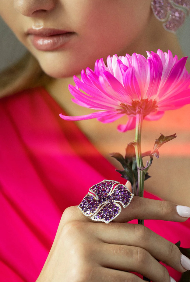 نسّقي إطلالة المجوهرات البنفسجية اللون لتعكسي مظهراً ملكياً