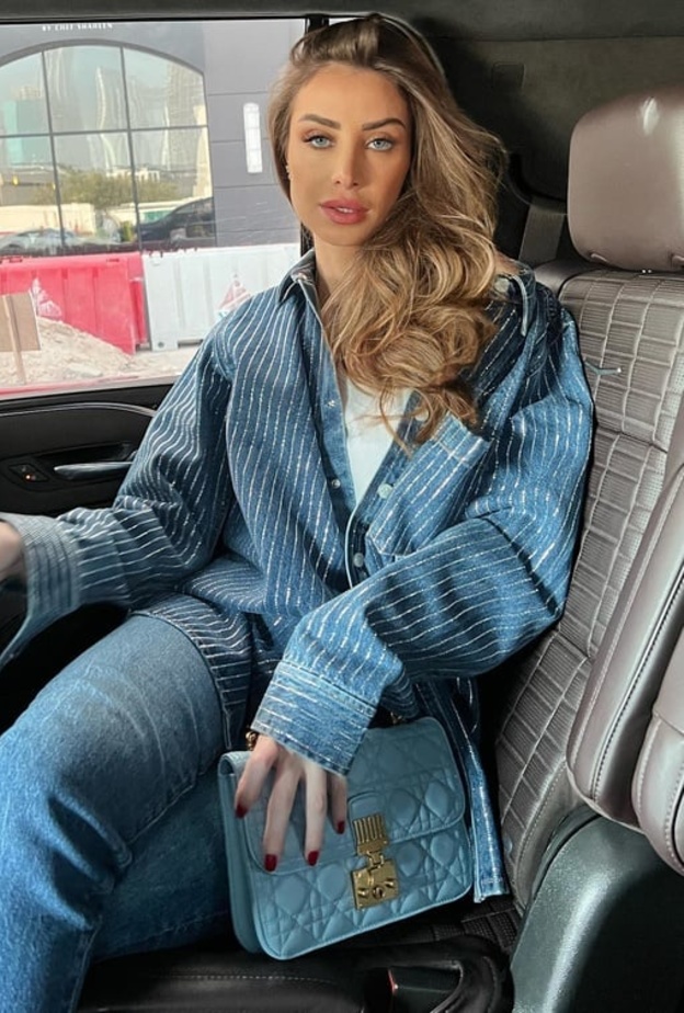  تنسيقات عصرية لكن أنيقة في بنطلون الجينز من أنابيلا هلال 