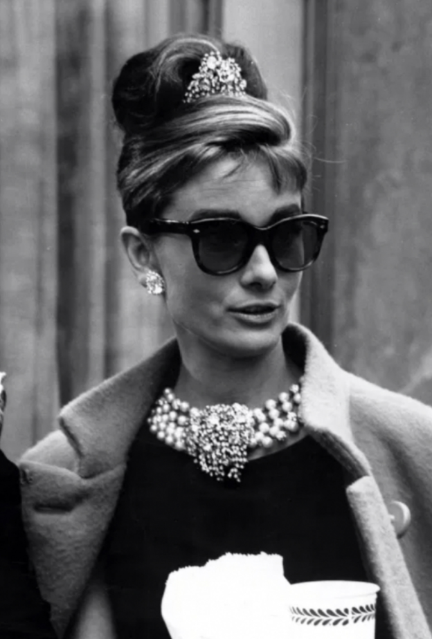 أودري هيبورن بتصميم روجيه سيمانا 