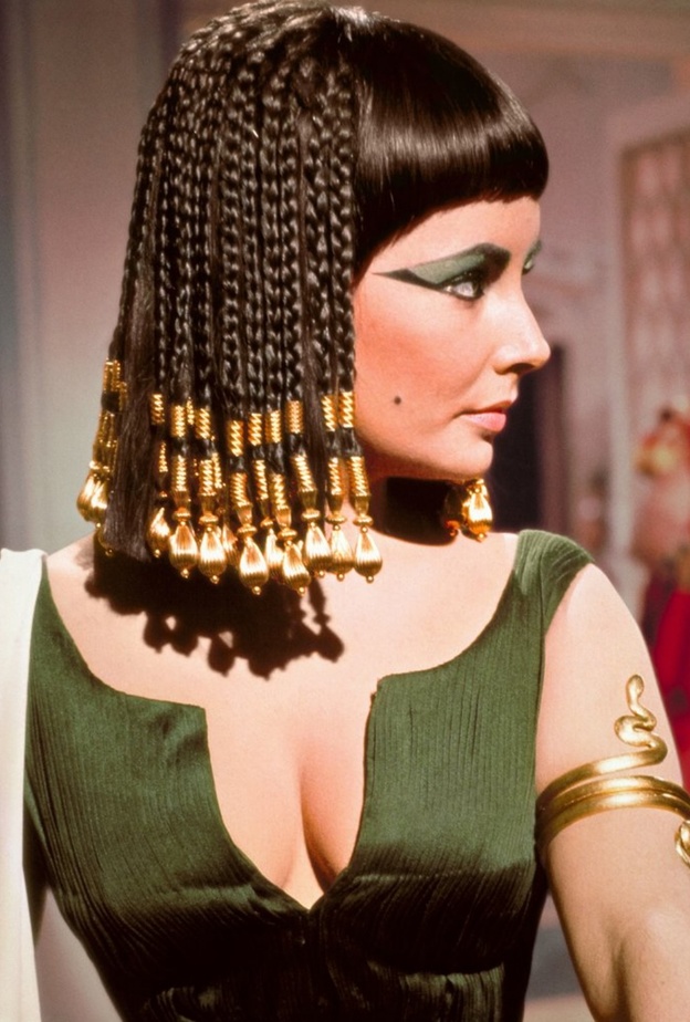 إليزابيث تايلور في فيلم كليوباترا -     الصورة من موقع Time and Tide Watches